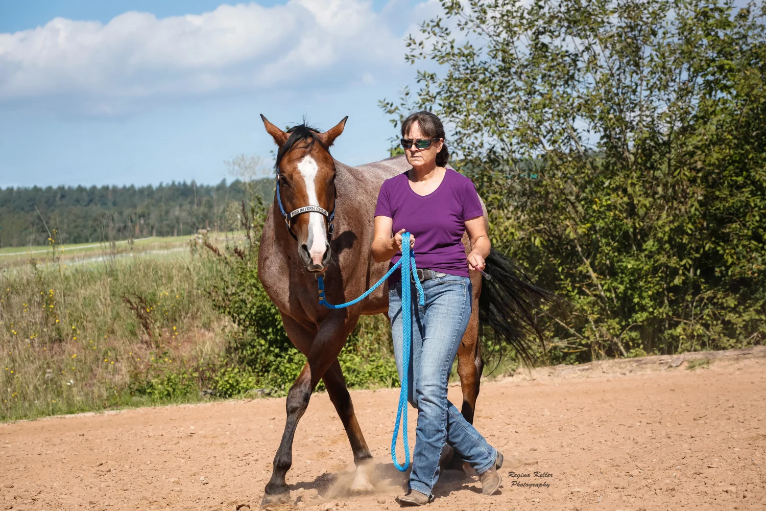 Frau reitet auf einem PferdTrainings- und Pensionsstall Kayser von Michaela Kayser