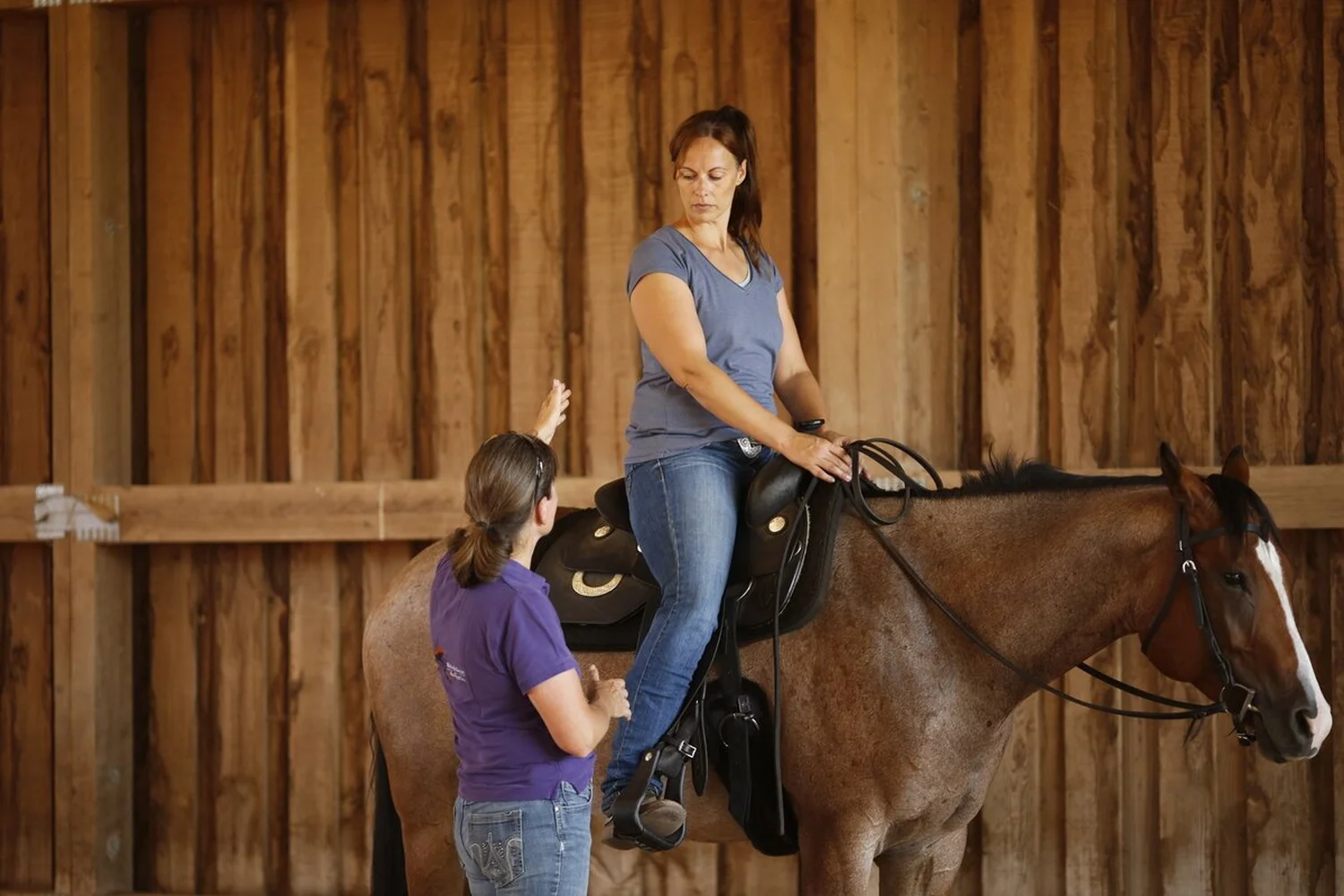 Frau reitet auf einem PferdTrainings- und Pensionsstall Kayser von Michaela Kayser