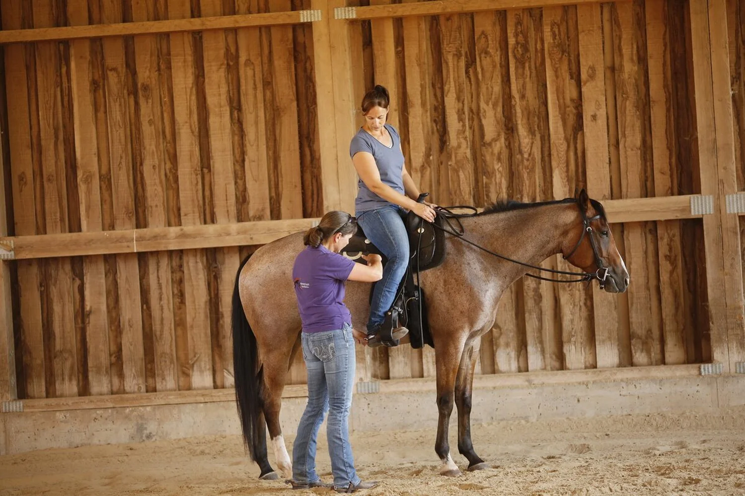Frau reitet auf einem PferdTrainings- und Pensionsstall Kayser von Michaela Kayser