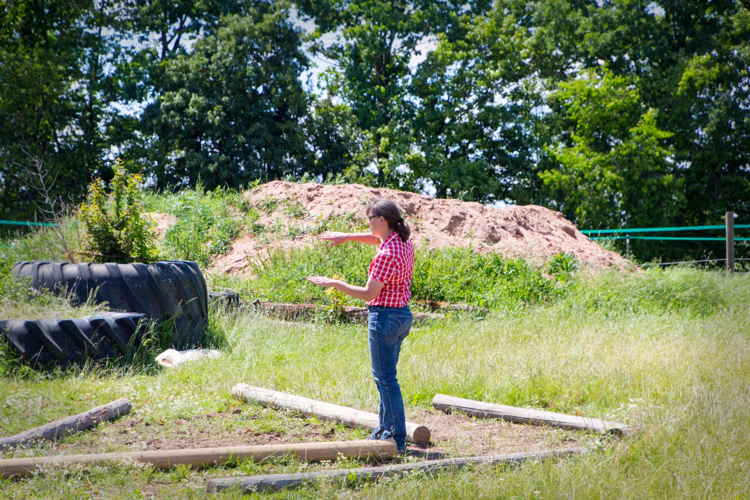 Frau reitet auf einem PferdTrainings- und Pensionsstall Kayser von Michaela Kayser