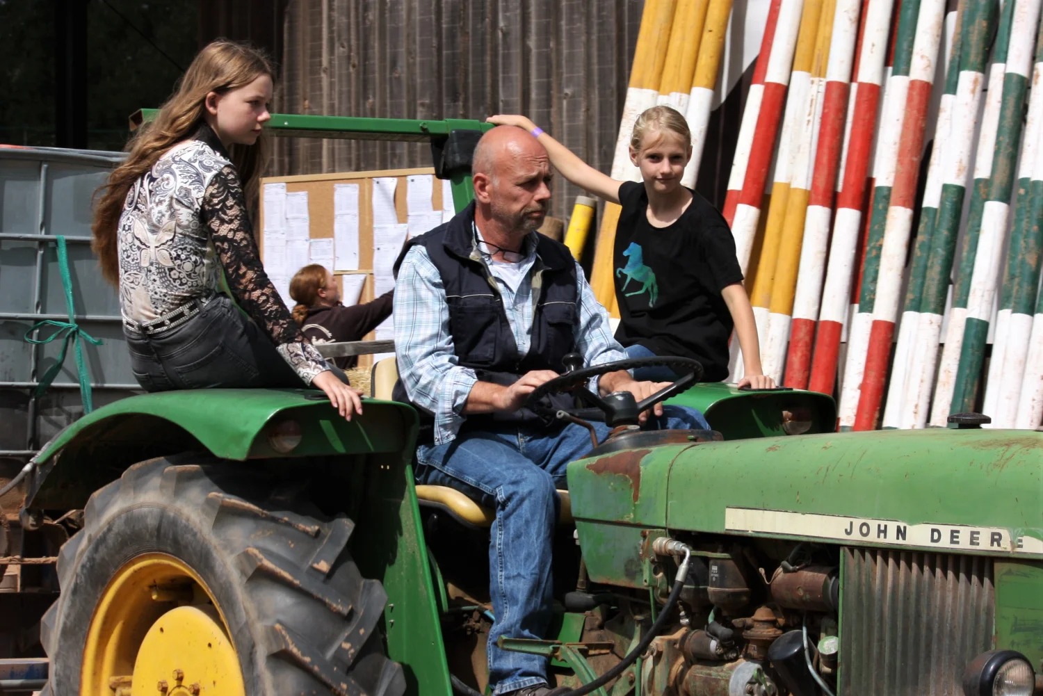 Micky Kayser mit Pferden von Trainings- und Pensionsstall Kayser