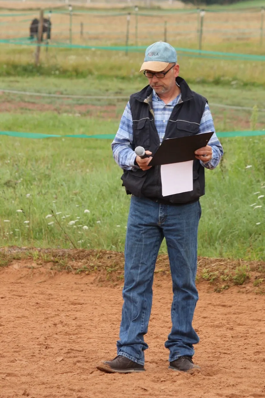 Micky Kayser mit Pferden von Trainings- und Pensionsstall Kayser