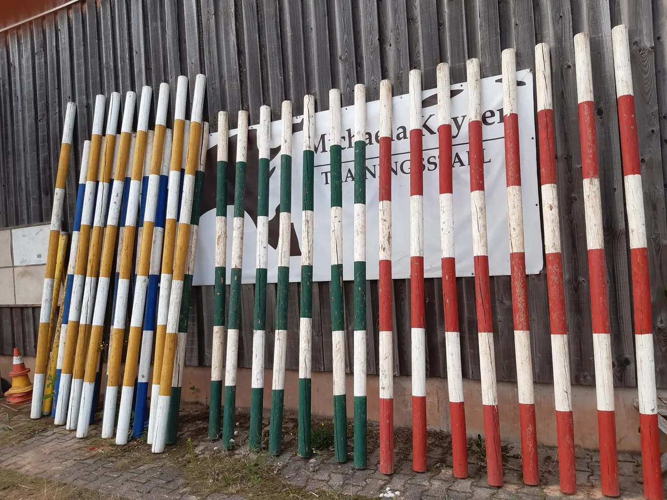 Eine Halle voll Stangen (Trainingstage) Trainings- und Pensionsstall Kayser