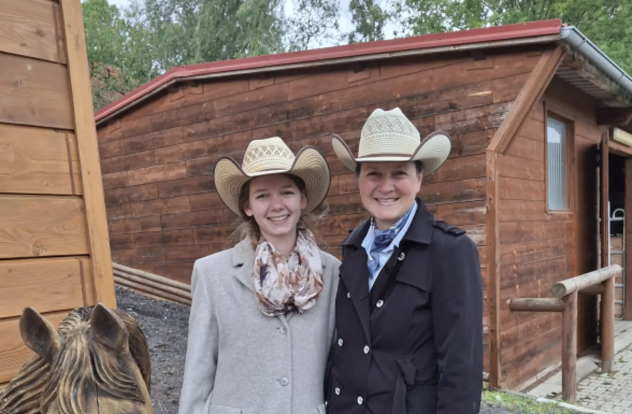 Micky Kayser mit Pferden von Trainings- und Pensionsstall Kayser