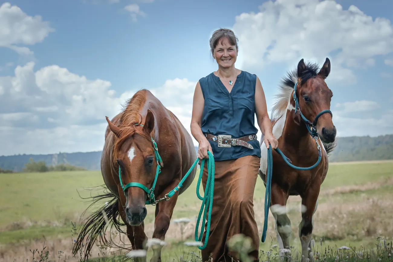 Micky Kayser mit Pferden von Trainings- und Pensionsstall Kayser