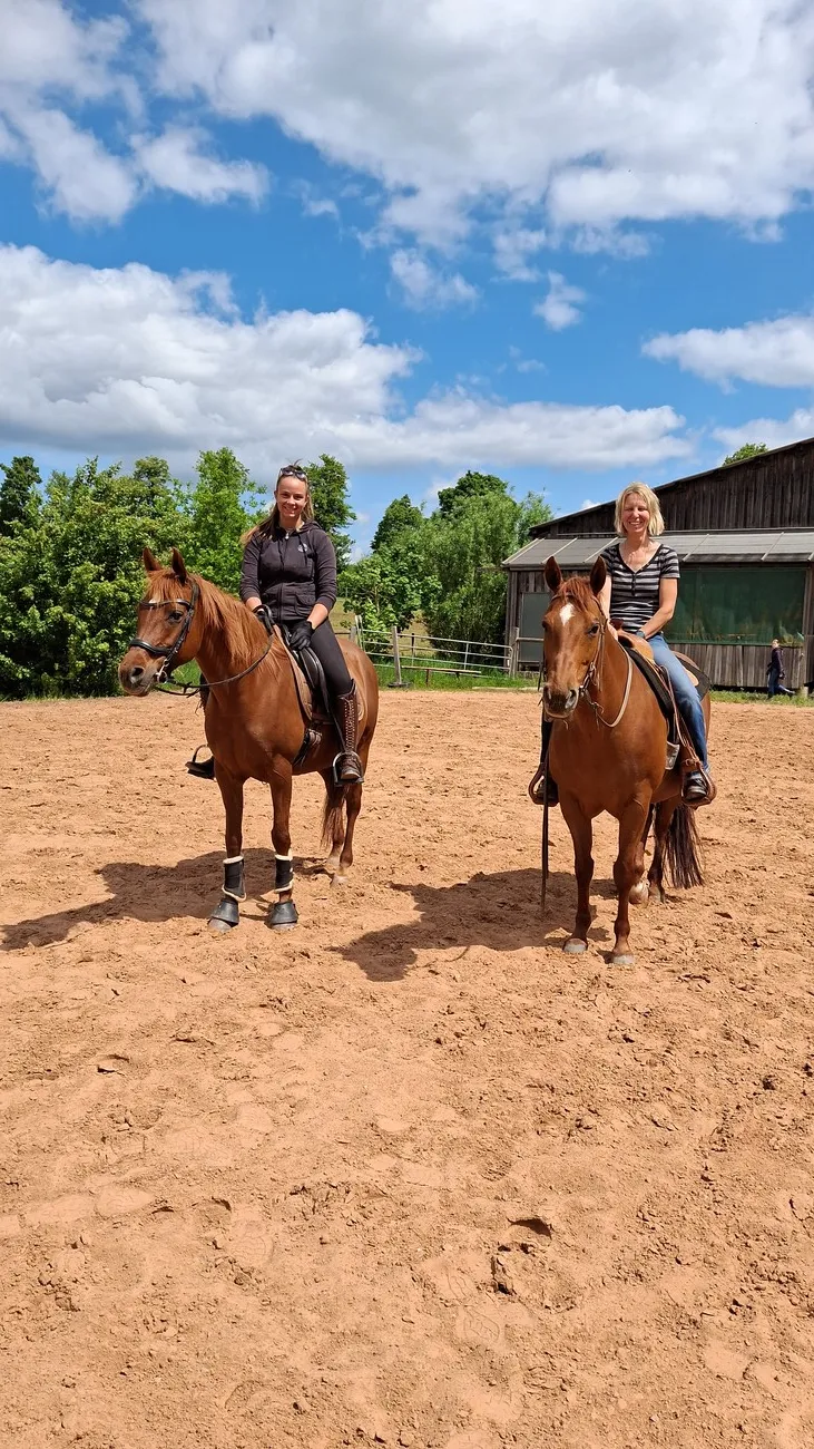 Frau und Mann reiten auf einem PferdTrainings- und Pensionsstall Kayser von Michaela Kayser