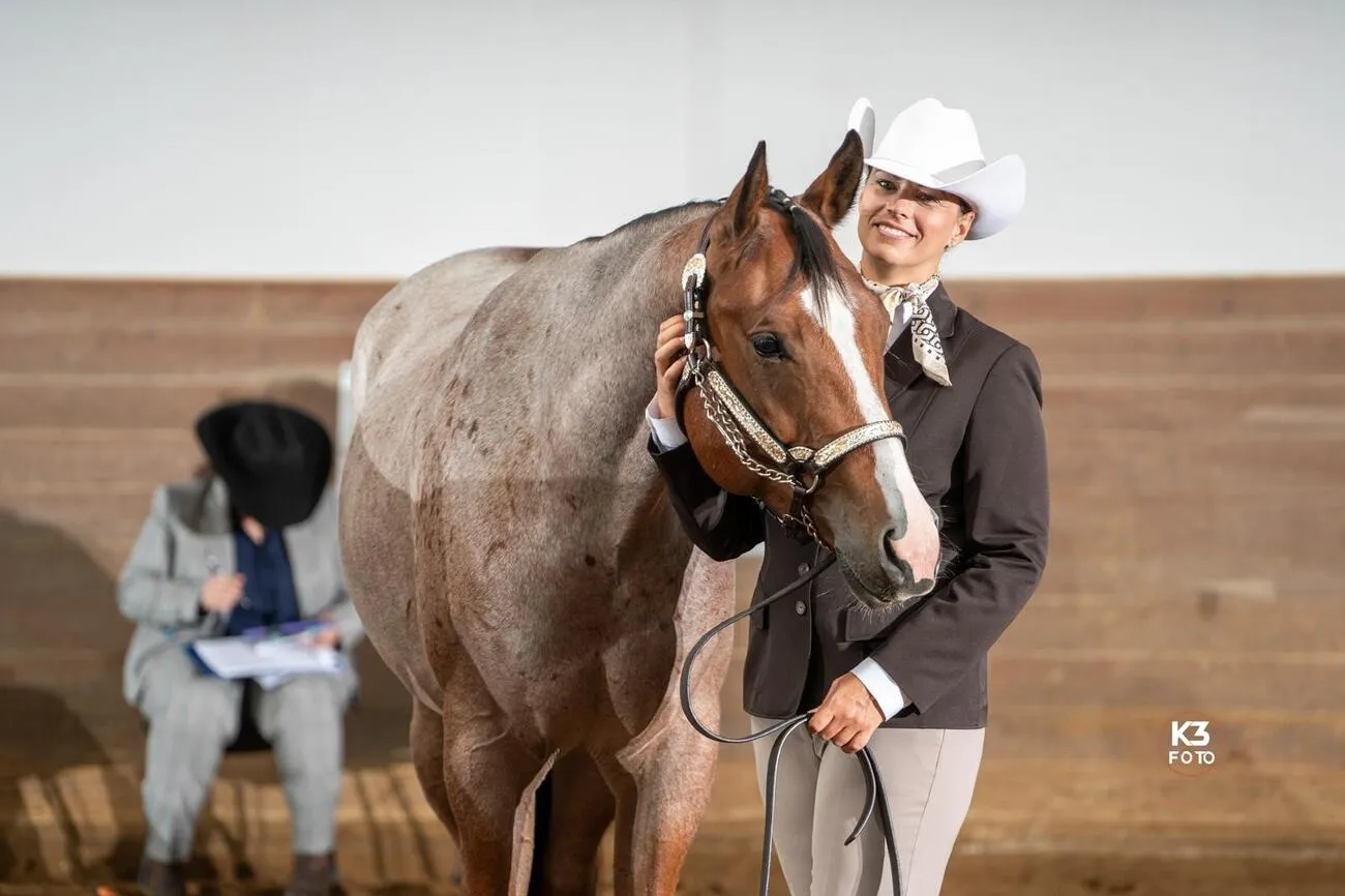 Frau reitet auf einem PferdTrainings- und Pensionsstall Kayser von Michaela Kayser