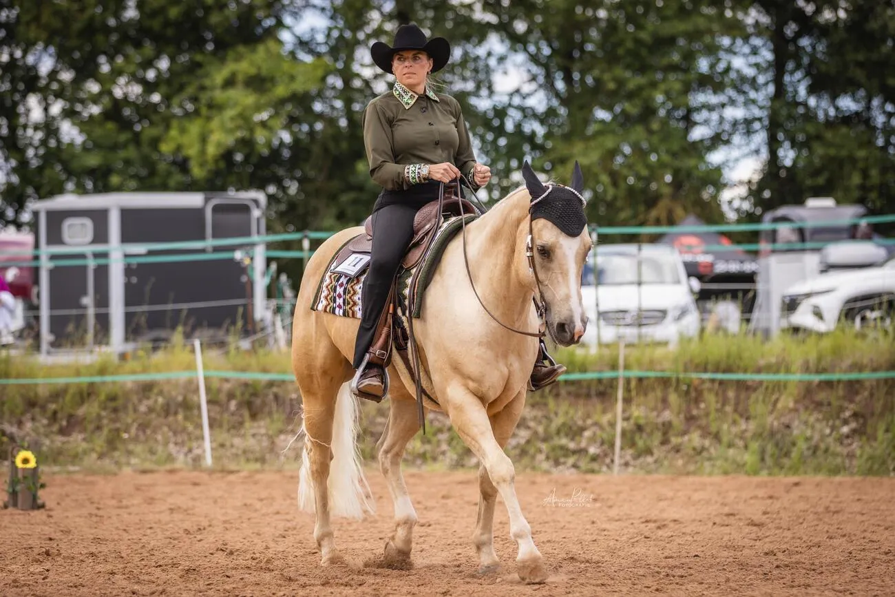Frau reitet auf einem PferdTrainings- und Pensionsstall Kayser von Michaela Kayser