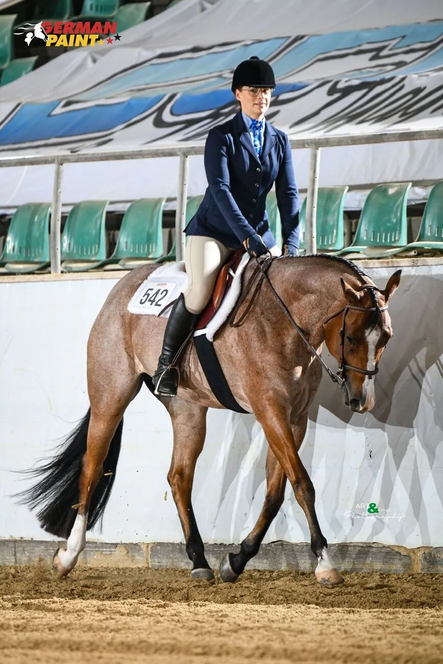 Frau reitet auf einem PferdTrainings- und Pensionsstall Kayser von Michaela Kayser