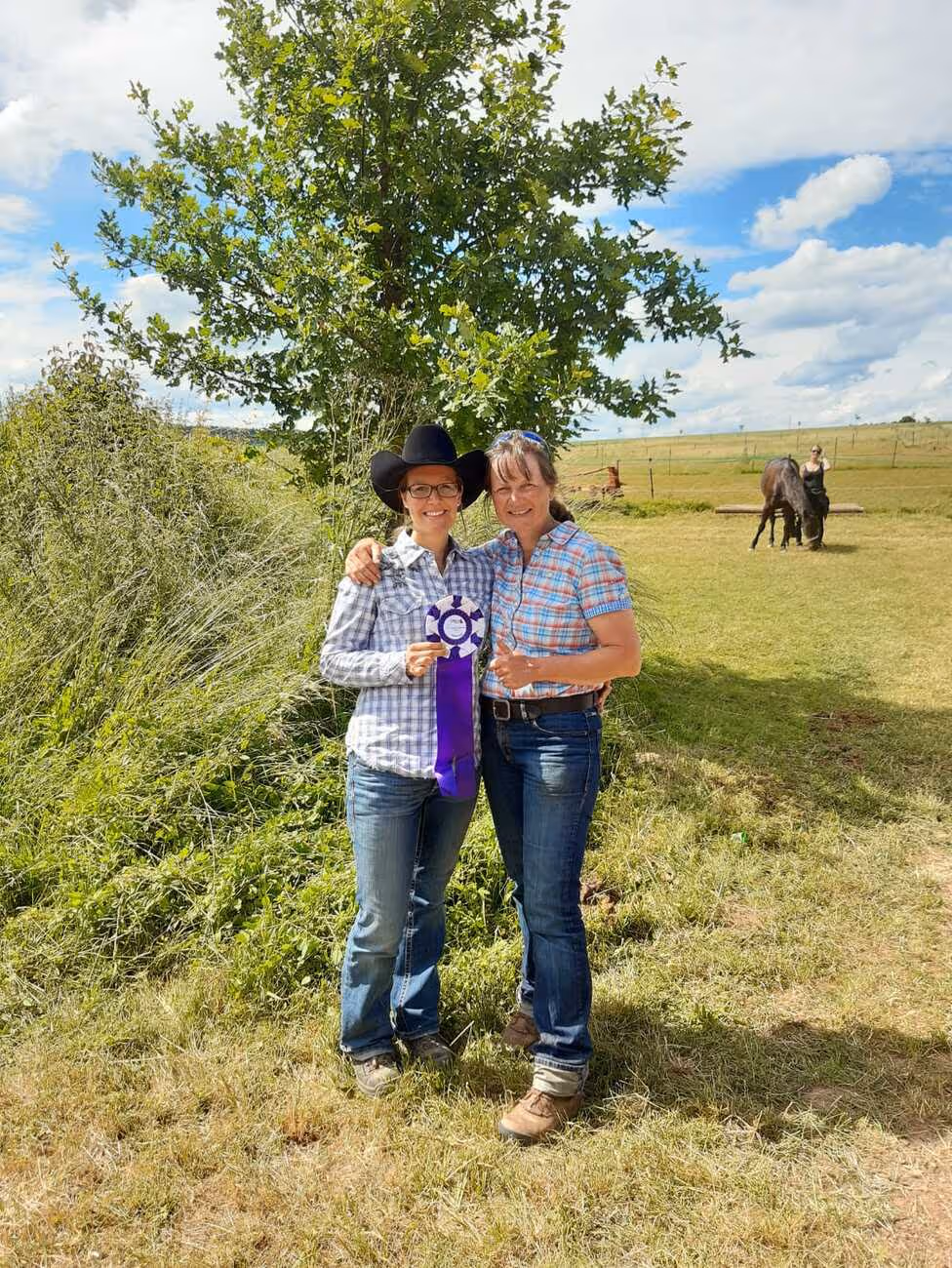 Frau reitet auf einem PferdTrainings- und Pensionsstall Kayser von Michaela Kayser