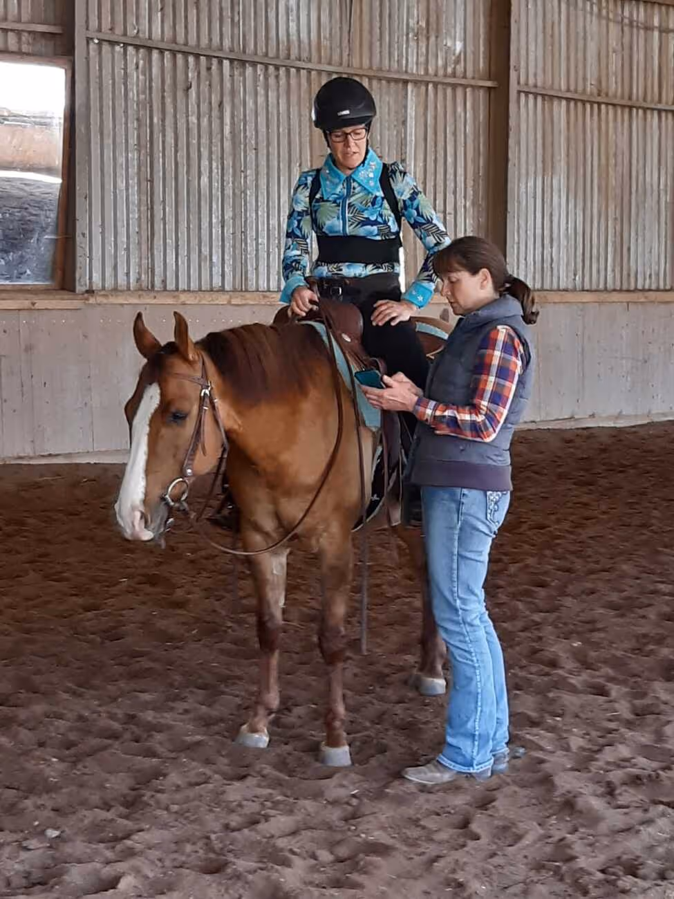 Frau reitet auf einem PferdTrainings- und Pensionsstall Kayser von Michaela Kayser