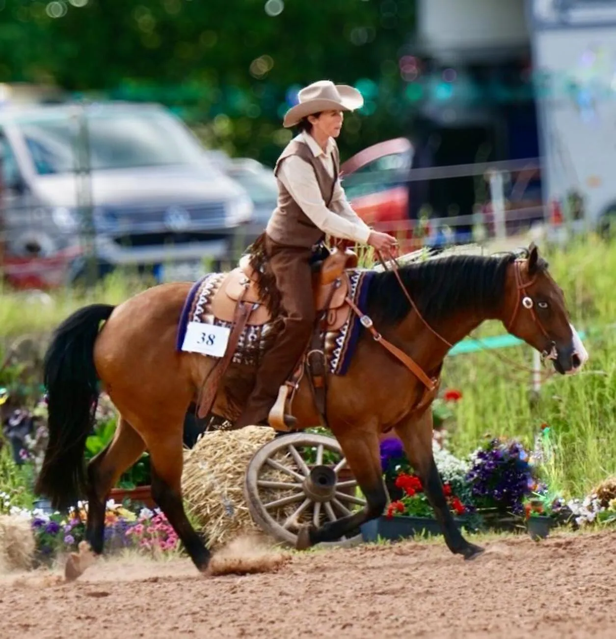 Frau reitet auf einem PferdTrainings- und Pensionsstall Kayser von Michaela Kayser