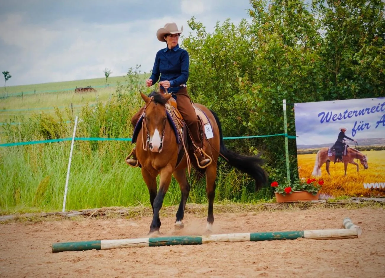 Frau reitet auf einem PferdTrainings- und Pensionsstall Kayser von Michaela Kayser