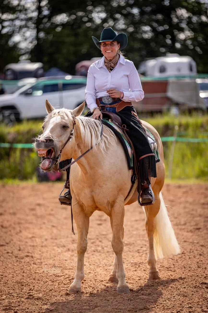Frau reitet auf einem PferdTrainings- und Pensionsstall Kayser von Michaela Kayser